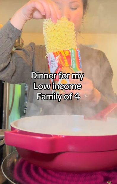 Viral! Bule Ini Makan Indomie Goreng Pakai Nasi dan Apel