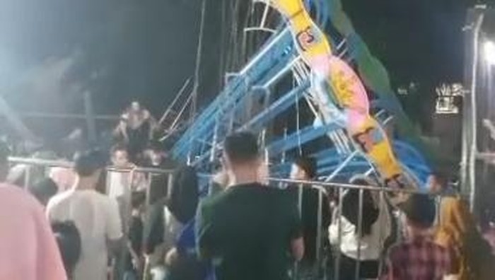 Wahana pasar malam di Way Kanan ambruk