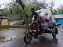 Angin Topan Terjang India-Bangladesh, 16 Orang Tewas