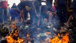 Warga Gaza Kais Sisa-sisa Makanan di Pengungsian Rafah yang Terbakar