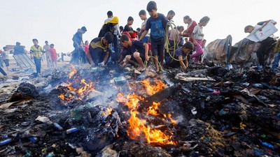 Warga Gaza Kais Sisa-sisa Makanan di Pengungsian Rafah yang Terbakar