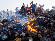 Warga Gaza Kais Sisa-sisa Makanan di Pengungsian Rafah yang Terbakar