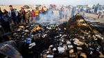 Warga Gaza Kais Sisa-sisa Makanan di Pengungsian Rafah yang Terbakar