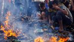 Warga Gaza Kais Sisa-sisa Makanan di Pengungsian Rafah yang Terbakar