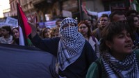 Mereka marah atas tragedi yang terjadi di Gaza. (AP Photo/Francisco Seco)  