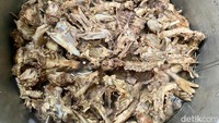 Pak Bandi lebih memilih menggunakan kaldu dari tulang ayam dibandingkan tulang sapi. Sehingga rasa kuah bakso di sini berbeda dari yang lain. Foto: detikFood