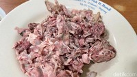 Keunikan lainnya juga terletak pada penggunaan tulang ayam sebagai topping makan bakso. Seporsi harganya Rp 8.000. Foto: detikFood