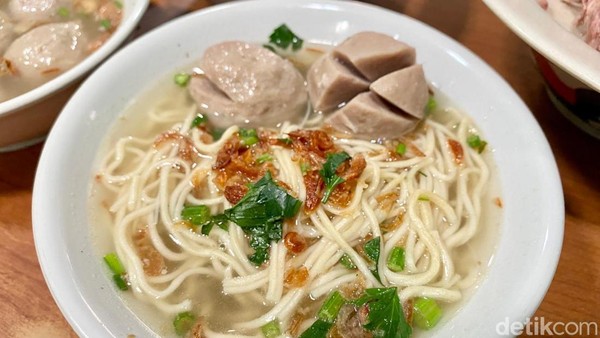 Warung Bakso Paling Legendaris di Tangerang Sudah Berjualan Sejak 1967