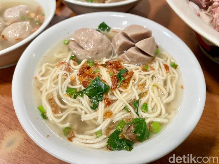 Warung Bakso Paling Legendaris di Tangerang Sudah Berjualan Sejak 1967