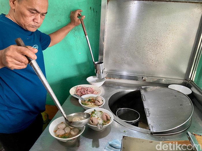 Warung Bakso Paling Legendaris di Tangerang Sudah Berjualan Sejak 1967 Warung Bakso Paling Legendaris di Tangerang Sudah Berjualan Sejak 1967