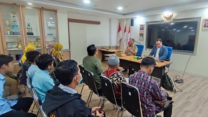 Workshop Pentingnya Promosi untuk Meningkatkan Kesadaran Pola Hidup Sehat Dinas Kesehatan Jakarta Timur mengadakan kegiatan teknis dan supervis pengembangan dan pelaksanaan upaya kesehatan bersumberdaya masyarakat (UKBM) dalam bentuk workshop promosi kesehatan bagi kader poskestren di Aula Puskesmas Jatinegara hari Senin, 27 Mei 2024.