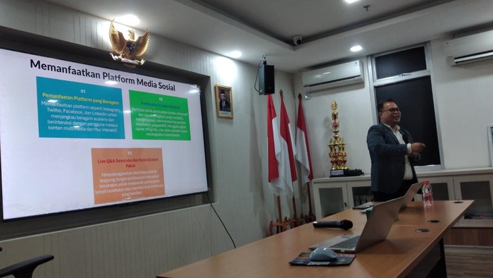 Workshop Pentingnya Promosi untuk Meningkatkan Kesadaran Pola Hidup Sehat Dinas Kesehatan Jakarta Timur mengadakan kegiatan teknis dan supervis pengembangan dan pelaksanaan upaya kesehatan bersumberdaya masyarakat (UKBM) dalam bentuk workshop promosi kesehatan bagi kader poskestren di Aula Puskesmas Jatinegara hari Senin, 27 Mei 2024.