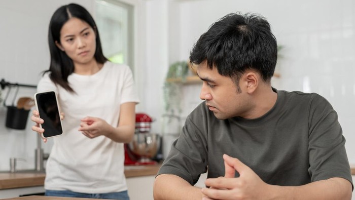 Double dating, Cheat on somebody, To have a fling, Bit on the side , Commit adultery ,Polygamy, husband was having an affair. family problem, infidelity, divorce and separate, social problem, suspicion
