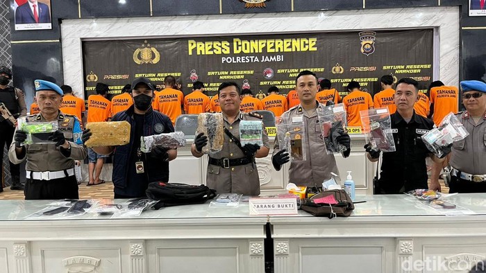 Sebanyak 19 pengedar narkoba di Kota Jambi diringkus polisi.