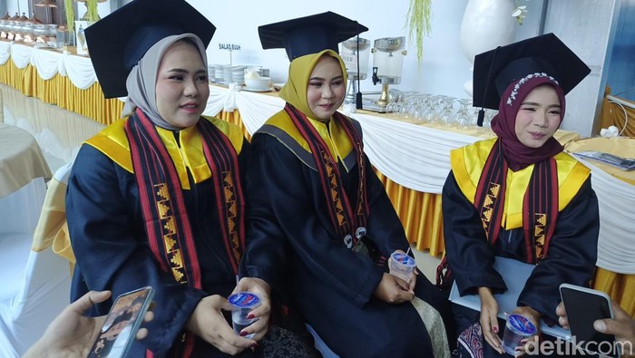 3 mahasiswi penerima beasiswa dana desa di Lampung.