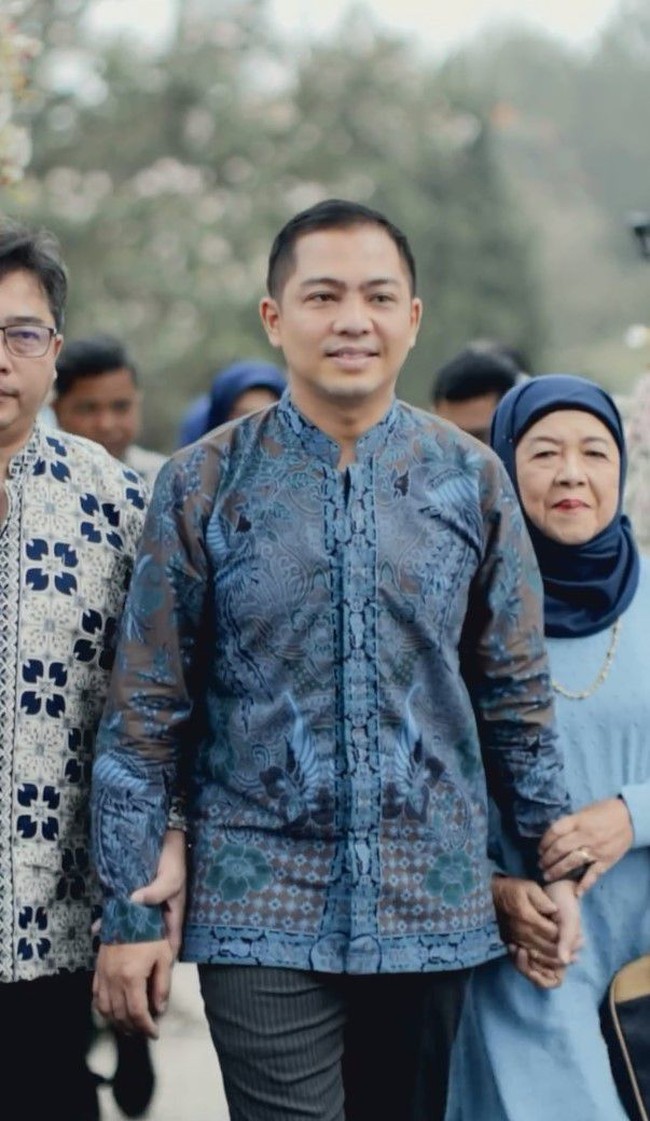 Gitaris band Govinda itu tampil gagah mengenakan kemeja batik berwarna biru dipadukan dengan celana panjang bahan berwarna hitam. Kemeja yang dikenakan Ade itu senada dengan bawahan kain yang dikenakan Indi Arisa. Foto: Instagram/@ade_govinda