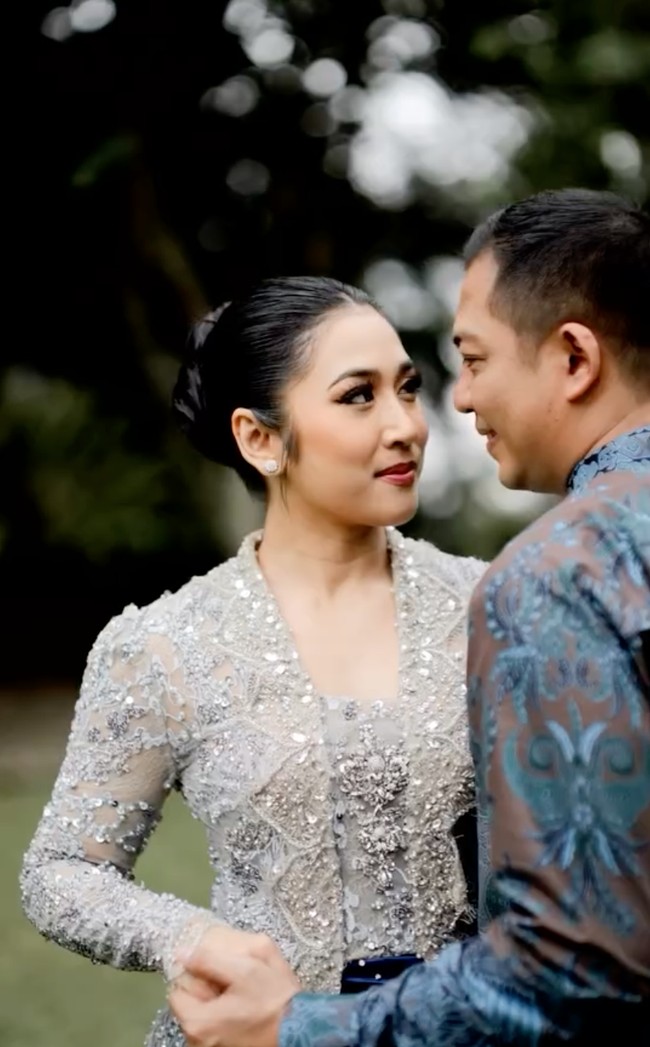 Unggahan Ade Govinda itu pun banjir ucapan selamat dan doa dari para netizen. Congratz Bro Ade, lancar2 sampe hari H, terang Chand Kelvin. selamaaatttt kalian!!! bismillah lancar sampe hari H, jelas Nissya Ahmad. Foto: Instagram/@ade_govinda