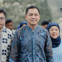Gitaris band Govinda itu tampil gagah mengenakan kemeja batik berwarna biru dipadukan dengan celana panjang bahan berwarna hitam. Kemeja yang dikenakan Ade itu senada dengan bawahan kain yang dikenakan Indi Arisa. Foto: Instagram/@ade_govinda
