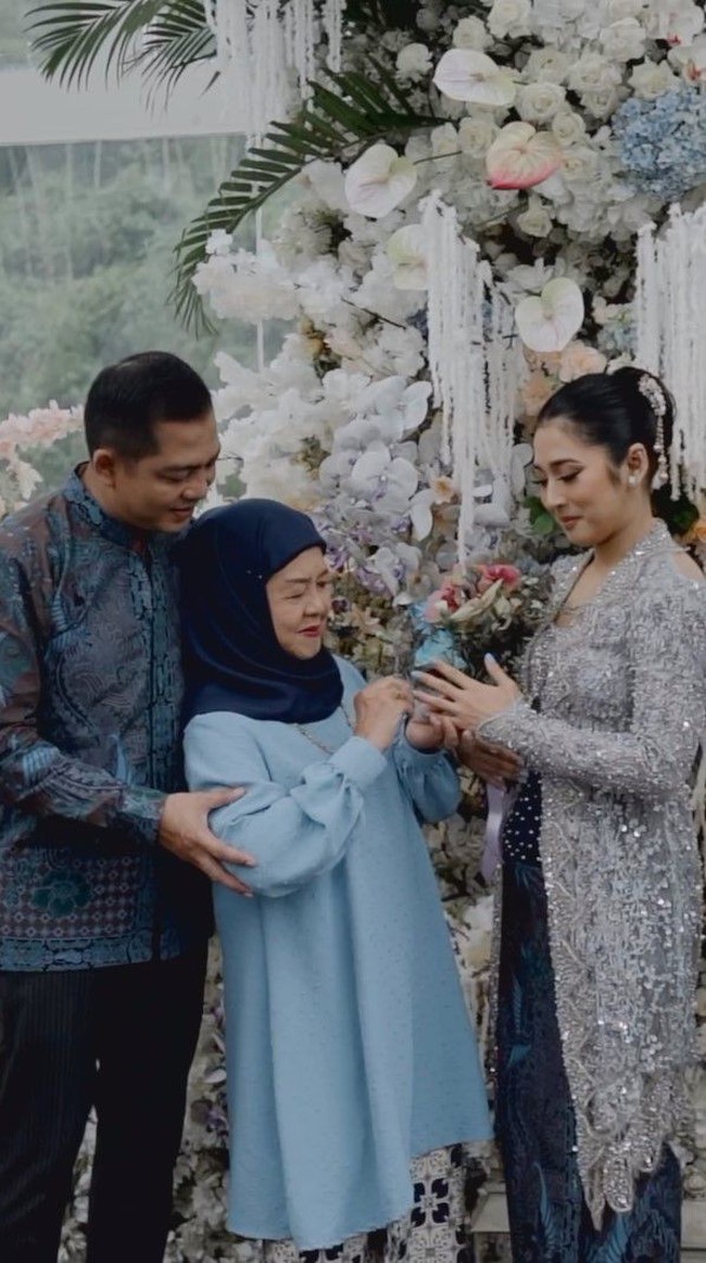 Prosesi penyematan cincin tampak dilakukan oleh kedua pihak keluarga di jari manis Ade dan Indi. Meski gugup namun raut wajah Ade dan Indi memperlihatkan jika keduanya begitu bahagia. Foto: Instagram/@ade_govinda