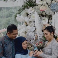 Prosesi penyematan cincin tampak dilakukan oleh kedua pihak keluarga di jari manis Ade dan Indi. Meski gugup namun raut wajah Ade dan Indi memperlihatkan jika keduanya begitu bahagia. Foto: Instagram/@ade_govinda