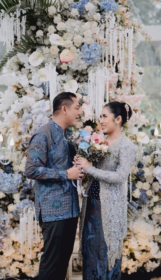 Dekorasi di acara lamaran tersebut juga tak kalah cantik. Meski tampak simpel, dekorasi lamaran Ade dan Indi tampak elegan bertabur bunga dengan warna-warna soft. Foto: Instagram/@ade_govinda
