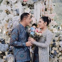 Dekorasi di acara lamaran tersebut juga tak kalah cantik. Meski tampak simpel, dekorasi lamaran Ade dan Indi tampak elegan bertabur bunga dengan warna-warna soft. Foto: Instagram/@ade_govinda