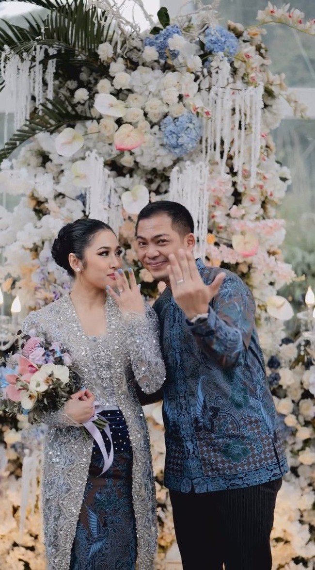 Seperti layaknya pasangan yang baru melangsungkan prosesi lamaran, Ade dan Indi juga memamerkan pose mereka saat menunjukkan cincin yang sudah terpasang di jari manis keduanya. Foto: Instagram/@ade_govinda