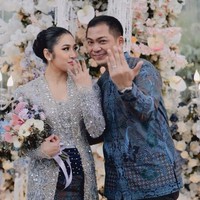 Seperti layaknya pasangan yang baru melangsungkan prosesi lamaran, Ade dan Indi juga memamerkan pose mereka saat menunjukkan cincin yang sudah terpasang di jari manis keduanya. Foto: Instagram/@ade_govinda