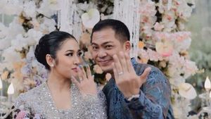 7 Potret Lamaran Ade Govinda & Indi Arisa, Romantis Bertabur Bunga
