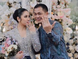 7 Potret Lamaran Ade Govinda & Indi Arisa, Romantis Bertabur Bunga