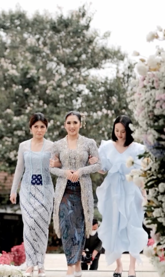 Sementara calon istrinya sendiri, Indi Arisa, tampil cantik mempesona dalam balutan kebaya berwarna silver dan bawahan kain batik biru. Rambutnya tampak dikonde dengan rapih. Melengkapi penampilannya, Indi Arisa juga terlihat mengenakan tusuk konde di kepalanya. Foto: Instagram/@ade_govinda