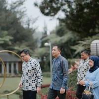 Tepat pada tanggal 25 Mei 2024 Ade Govinda resmi melamar kekasihnya, Indi Arisa. Momen lamaran tersebut kemudian dibagikan ke akun Instagram pribadinya. Foto: Instagram/@ade_govinda