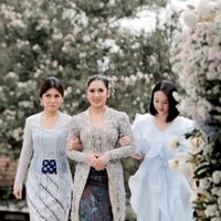 Sementara calon istrinya sendiri, Indi Arisa, tampil cantik mempesona dalam balutan kebaya berwarna silver dan bawahan kain batik biru. Rambutnya tampak dikonde dengan rapih. Melengkapi penampilannya, Indi Arisa juga terlihat mengenakan tusuk konde di kepalanya. Foto: Instagram/@ade_govinda