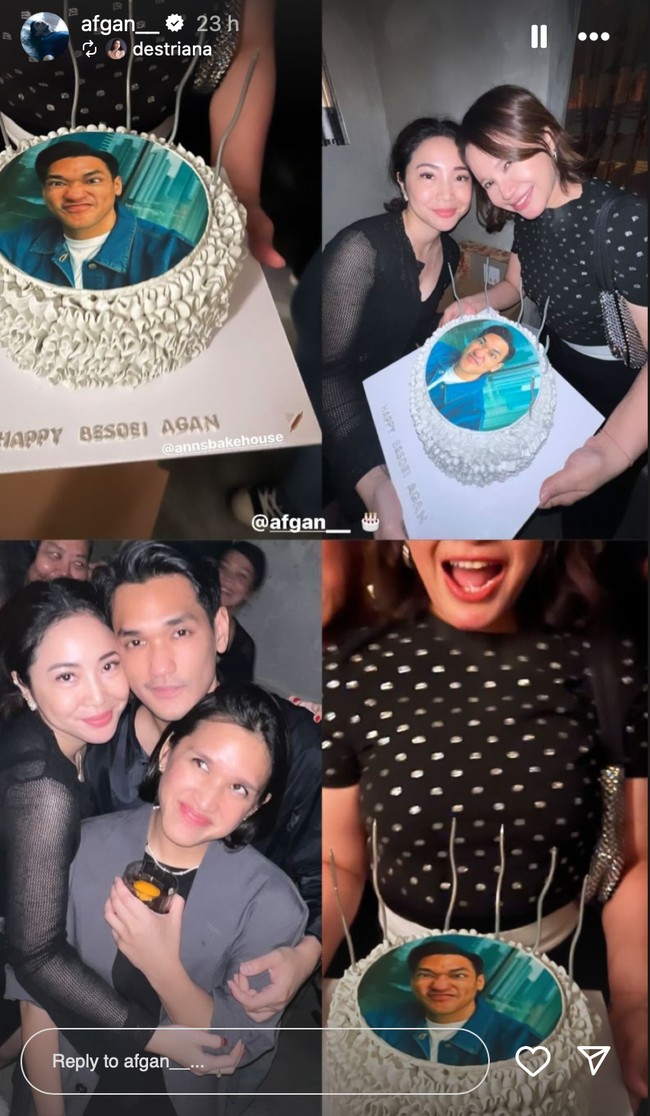 Rossa yang mengenakan baju polkadot berwarna hitam tampak membawa kue yang sudah dipesan spesial. Pada bagian atas kue tersebut terdapat foto Afgan yang sedang memamerkan wajah konyolnya. Foto: Instagram/@afgan__