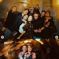 Afgan tampak berpose bersama para tamu yang hadir. Terlihat jelas bahwa Afgan begitu dekat dengan para tamu-tamu undangan yang hadir di sana. Foto: Instagram/@afgan__