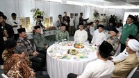 Menjadi menteri membuat AHY dekat dengan para petinggi lainnya. Termasuk ketika ia diundang dalam jamuan makan bersama ulama GP Ansor. Foto: Instagram/agusyudhoyono