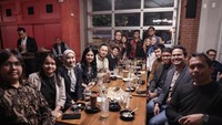 Makan malam bersama para mahasiswa menjadi cara AHY untuk mendekatkan diri. Tak lupa istrinya, Anissa Yudhoyono, tetap menemani suaminya tepat disisinya. Foto: Instagram/agusyudhoyono