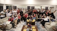 Keseruan keluarga AHY tak hanya tampak saat menjalani tugas. Ia juga pernah mengundang kerabatnya untuk nonton bola bersama dengan camilan melimpah yang disediakan. Foto: Instagram/agusyudhoyono