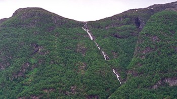 #7 Balaifossen, Norwegia. Air Terjun Balaifossen berkelok-kelok setinggi 765 meter, terletak di dekat Osafjord di Ulvik, Norwegia. Air terjun ini berasal dari salju yang mencair dari ketinggian pegunungan di kawasan itu. Foto: Europeanwaterfalls.com