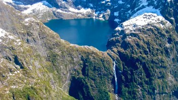 #10. Air Terjun Browne, Selandia Baru. Air Terjun Browne terletak di dekat ujung selatan Selandia Baru, bermuara di Doubtful Sound di sepanjang pantai Taman Nasional Fjordland. Dimulai dari ketinggian 619 meter, air terjun ini melewati serangkaian tetesan berbusa secara bertahap sebelum terjun ke jurang yang dalam dan berbatu. Bagian bawah air terjun berkelok-kelok melewati vegetasi lebat, yang menyembunyikan jalurnya dari sebagian besar orang yang melihatnya. Foto: National Geographic