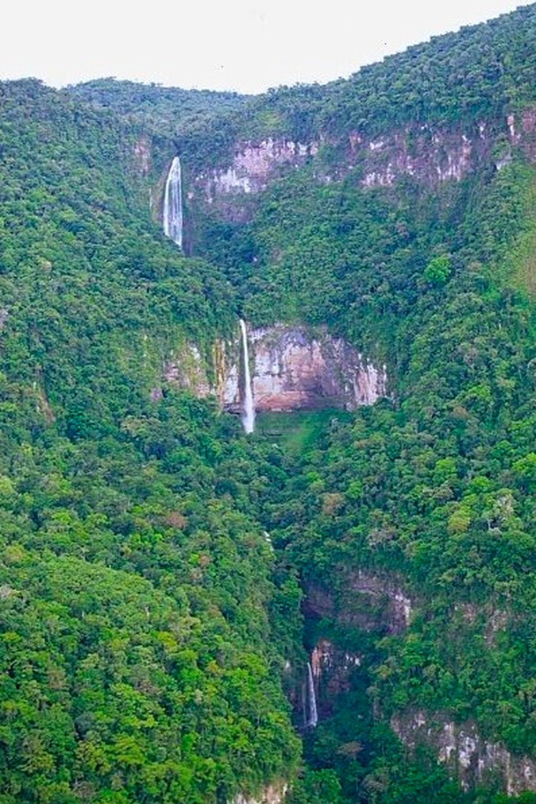 Air Terjun Cataratas las Tres Hermanas, Peru Air Terjun Cataratas las Tres Hermanas, Peru