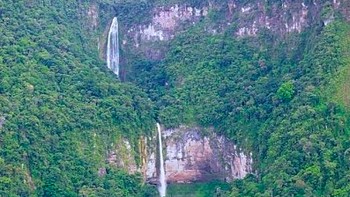 #3 Cataratas las Tres Hermanas, Peru. Dikenal juga dengan sebutan Three Sisters Falls (Air Terjun Tiga Bersaudara), terletak di wilayah terpencil Ayacucho di Peru. Air terjun menakjubkan ini memiliki ketinggian 914 meter. Foto: National Geographic