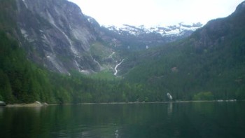 #9 Air Terjun James Bruce, Kanada. Tingginya 840 meter, berkelok-kelok melewati bukit berbatu. Sumber air glasialnya menghasilkan sebagian kecil aliran sungai besar. Foto: Wikimedia.org