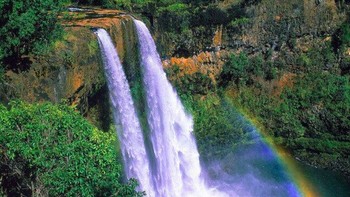 #8 Puukaoku, Amerika Serikat. Air terjun setinggi 840 meter ini ditemukan di sepanjang pantai terjal Molokai di Kepulauan Hawaii. Wisatawan hanya bisa melihat air terjun tersebut dari perahu atau helikopter. Foto: flickr.com/matt via Triphobo