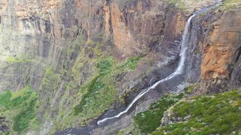 #2 Air Terjun Tugela, Afrika Selatan. Dengan ketinggian 948 meter, Air Terjun Tugela bertingkat lima di kawasan Kwazulu Natal, Afrika Selatan, adalah air terjun tertinggi kedua di dunia. Foto: Triphobo
