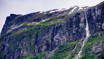 #6 Vinnufossen, Norwegia. Dengan ketinggian 575 meter, Vinnufossen dianggap sebagai air terjun tertinggi di Eropa dan salah satu yang paling dramatis. Berasal dari gletser, Vinnufossen merupakan pusat dari serangkaian air terjun yang melapisi tebing dekat Sunndalen, Norwegia. Foto: Europeanwaterfalls.com