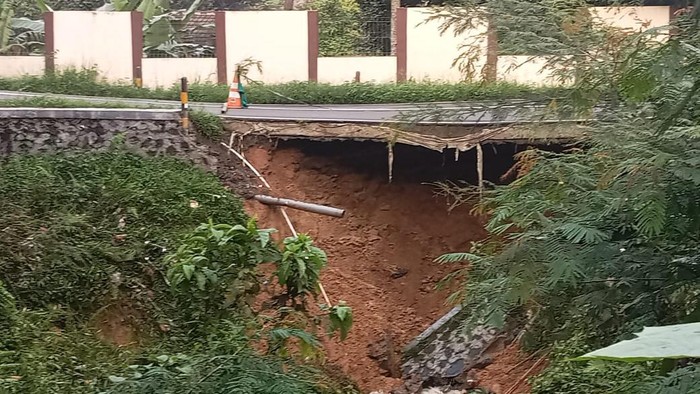 Akses menuju wisata Negeri di Atas Awan Citorek di Lebak, Banten, mengalami amblas. Kendaraan dilarang melintas karena berbahaya. (Fathul R/detikcom)
