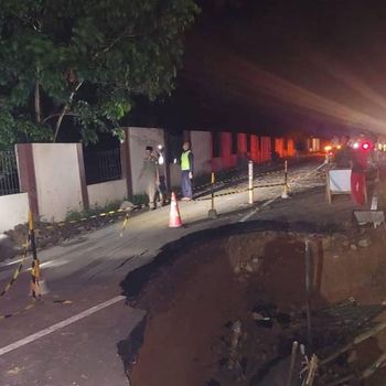 Akses menuju wisata Negeri di Atas Awan Citorek di Lebak, Banten, mengalami amblas. Kendaraan dilarang melintas karena berbahaya. (Fathul R/detikcom)