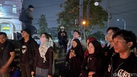 Doa dan api lilin jadi simbol harapan yang besar dari warga Bandung untuk kedamaian di Palestina, khususnya Rafah. (Foto: Wisga Putra Julian/detikJabar)