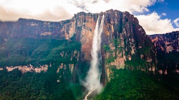 #1 Angel Falls, Venezuela. Dengan ketinggian 979 meter, air terjun yang terletak di provinsi Bolivar, Venezuela itu sejauh ini diklaim sebagai air terjun tertinggi di dunia. Foto: National Geographic